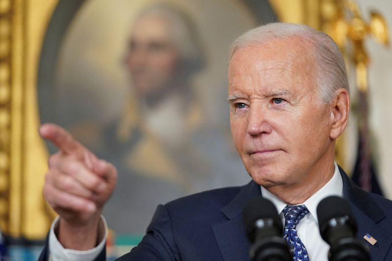 © Reuters. U.S. President Joe Biden gestures as he delivers remarks at the White House in Washington, U.S., February 8, 2024. REUTERS/Kevin Lamarque