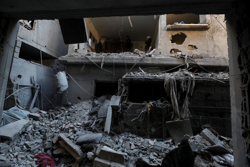 © Reuters. Palestinians inspect the site of an Israeli strike on a house, amid the ongoing conflict between Israel and the Palestinian Islamist group Hamas, in Rafah in the southern Gaza Strip, February 8, 2024. REUTERS/Ibraheem Abu Mustafa