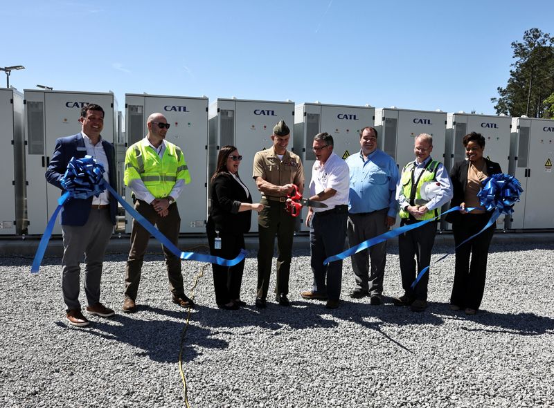 © Reuters. FILE PHOTO: Battery Energy Storage System leaders and U.S. Marine Corps Brig. Gen. Andrew M. Niebel, commanding general of Marine Corps Installations East (MICEAST)-Marine Corps Base (MCB) Camp Lejeune, cut a ribbon during a ceremony on Marine Corps Base Camp Lejeune, North Carolina, U.S., April 13, 2023. Under pressure from Congress, U.S. utility company Duke Energy plans to decommission energy-storage batteries produced by Chinese battery maker CATL at the base and will phase out the company’s products at its civilian projects, a congressional committee told Reuters. U.S. Marine Corps/Lance Cpl. Loriann Dauscher/Handout via REUTERS/File Photo