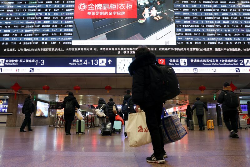 &copy; Reuters. 中国で春節（旧正月）の連休に伴う帰省ラッシュが本格化している。写真は北京西駅で９日撮影。（2024年 ロイター/Florence Lo）