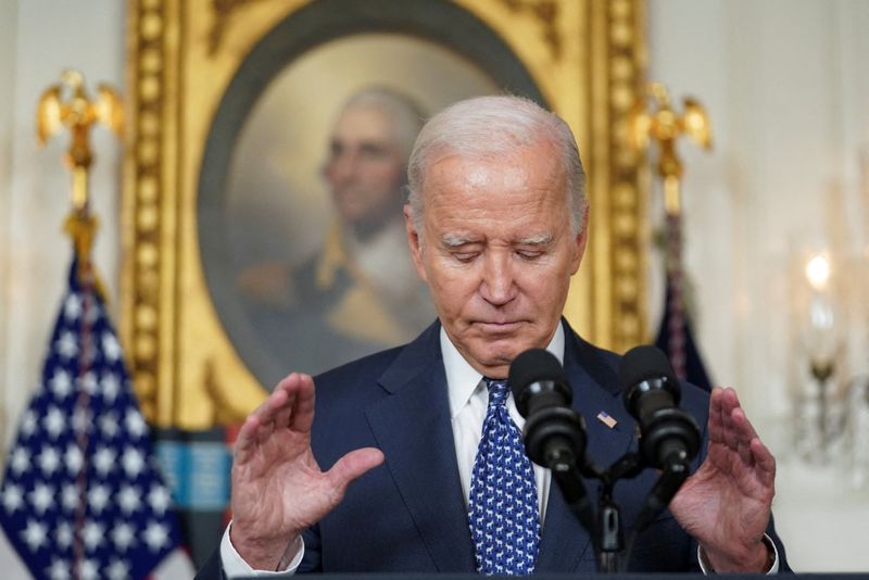 &copy; Reuters. Le président américain Joe Biden fait un geste alors qu'il prononce un discours à la Maison Blanche à Washington, États-Unis. /Photo prise le 8 février 2024/REUTERS/Kevin Lamarque