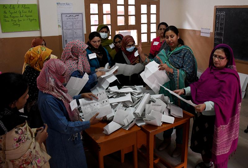 © Reuters. موظفات داخل إحدى اللجان الانتخابية في حيدر اباد بباكستان يحصين الأصوات في الانتخابات العامة في البلاد يوم الخميس . تصوير: ياسر راجبوت - رويترز.  