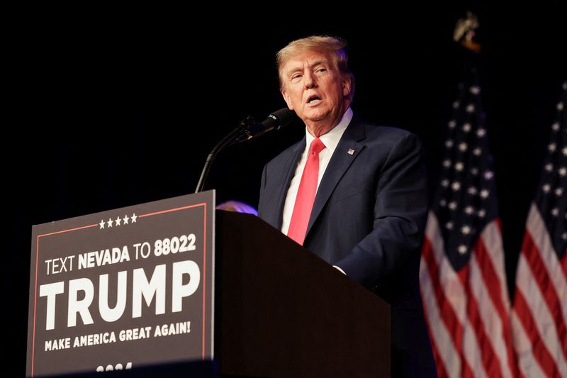 &copy; Reuters. El candidato presidencial republicano y expresidente de Estados Unidos Donald Trump habla durante una fiesta de la noche de la asamblea electoral de Nevada en Treasure Island Resort & Casino en Las Vegas, Nevada, Estados Unidos. 8 de febrero de 2024. REUT