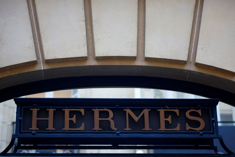 &copy; Reuters. Le logo d'Hermes est visible sur un magasin à Paris, France. /Photo prise le 7 février 2024/REUTERS/Sarah Meyssonnier
