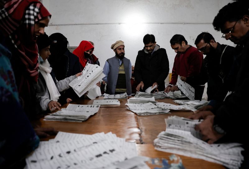 &copy; Reuters. موظفين خلال عملية فرز الأصوات داخل إحدى اللجان الانتخابية خلال الانتخابات العامة في لاهور بباكستان يوم الخميس. تصوير: نافيش شيتراكار - رويت