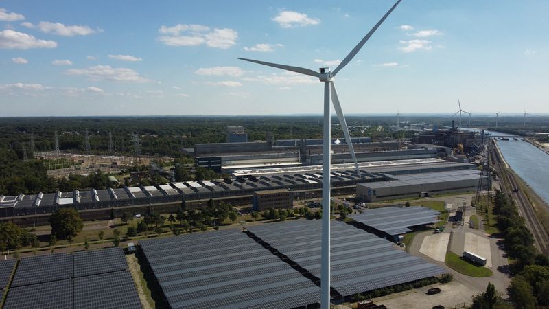 &copy; Reuters. Une vue aérienne montre le site belge du fabricant d'acier inoxydable Aperam, qui a été contraint de ralentir sa production en raison de la flambée des prix de l'énergie, à Genk, en Belgique. /Photo d'archive/REUTERS/Bart Biesemans