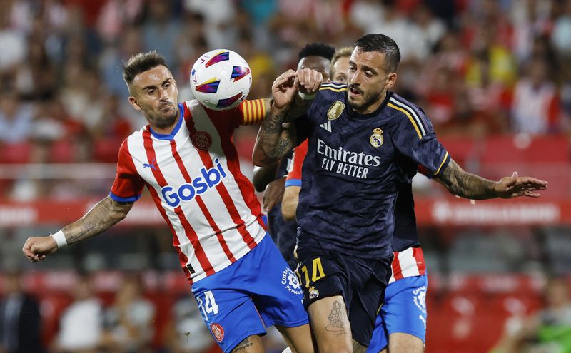 &copy; Reuters. FOTO DE ARCHIVO. Fútbol - LaLiga - Girona v Real Madrid - Estadi Montilivi, Girona, España - 30 de septiembre de 2023 - Joselu, del Real Madrid, disputa el balón con Aleix García, del Girona. REUTERS/Albert Gea