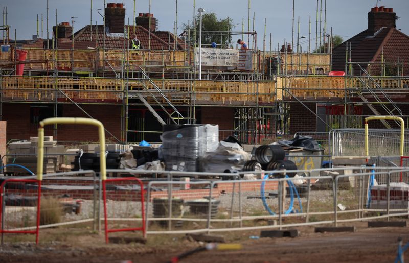 &copy; Reuters. FILE PHOTO: Builders work on a new house at a Bellway housing development in Liverpool, Britain, August 23, 2023. REUTERS/Phil Noble/File Photo