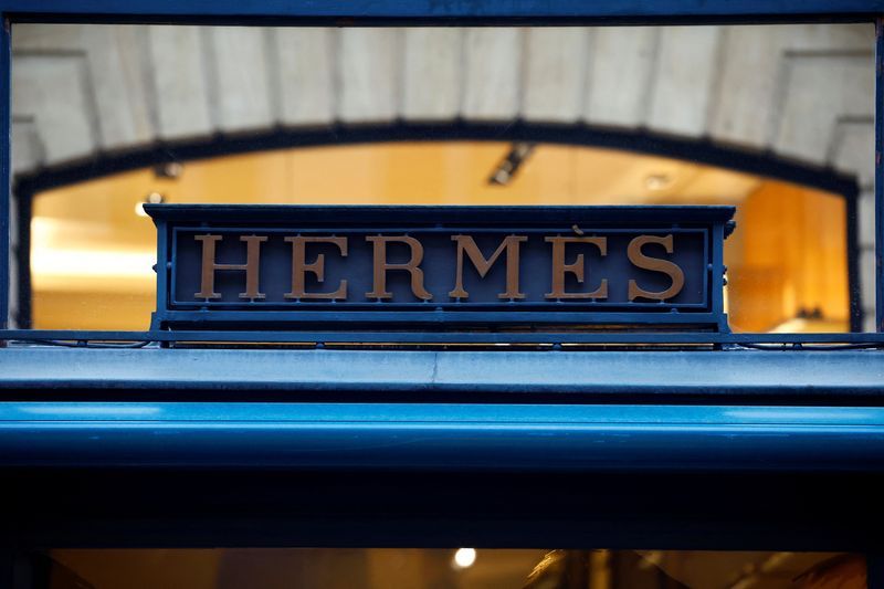 &copy; Reuters. Il logo di un negozio Hermes a Parigi. REUTERS/Sarah Meyssonnier