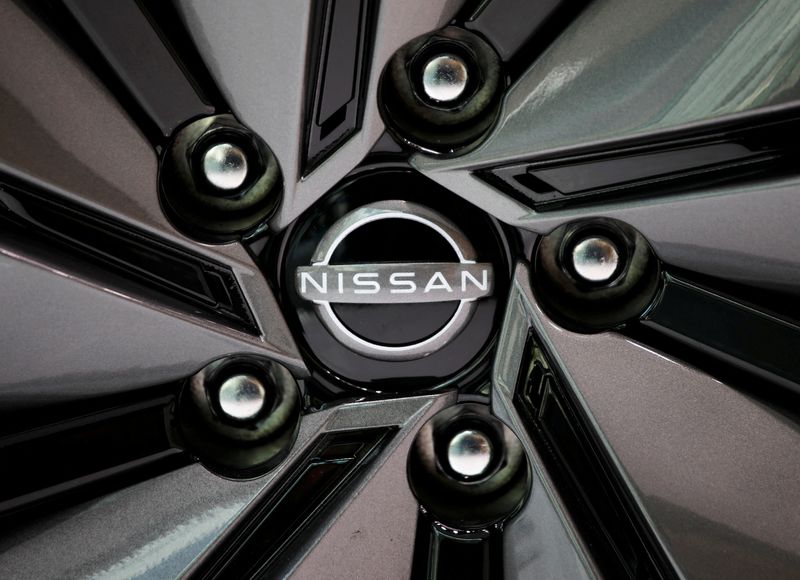 &copy; Reuters. Le logo de Nissan Motor est visible sur une roue de voiture dans la salle d'exposition du constructeur automobile à Tokyo, au Japon. /Photo d'archive/REUTERS/Issei Kato/