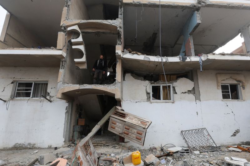 &copy; Reuters. Un uomo palestinese ispeziona il luogo di un attacco israeliano a una casa, nel corso del conflitto in corso tra Israele e il gruppo islamista palestinese Hamas, a Rafah, nel sud della Striscia di Gaza, il 9 febbraio 2024. REUTERS/Ibraheem Abu Mustafa