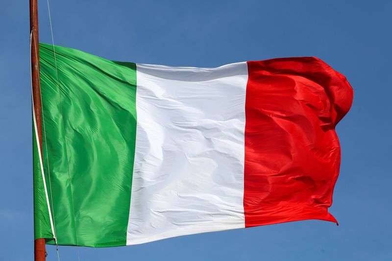 &copy; Reuters. Bandiera italiana presso l'Altare della patria a Roma.   REUTERS/ Stefano Rellandini