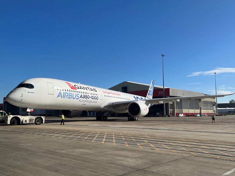 &copy; Reuters. Un avion d'essai Airbus A350-1000 arrive à l'aéroport de Sydney dans le cadre de l'annonce par Qantas d'une commande de 12 avions à Sydney, Australie. /Photo d'archive/REUTERS/Jamie Freed/