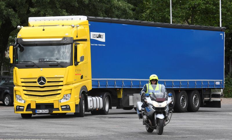 &copy; Reuters. FILE PHOTO: Police controls a truck after a ban of diesel cars on two streets was approved a few weeks ago in downtown Hamburg, Germany, June 21, 2018. REUTERS/Fabian Bimmer/File Photo