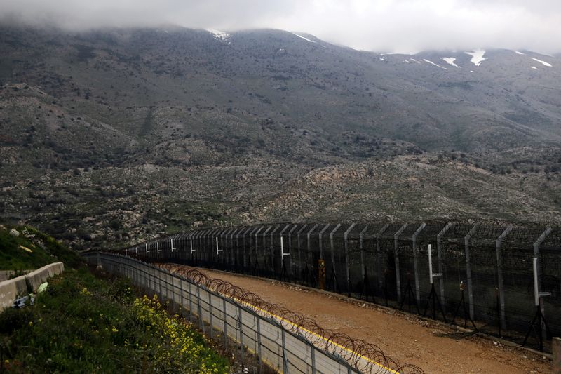 &copy; Reuters. FOTO ARCHIVO: Vallas en la línea de alto el fuego entre Israel y Siria en los Altos del Golán, territorio ocupado por Israel, 25 de marzo de 2019. REUTERS/Ammar Awad/Foto de archivo