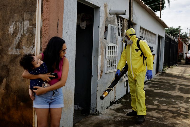 &copy; Reuters. Trabalhadores da área de saúde aplicam inseticida para combater o mosquito Aedes aegypti em esforço para conter casos de dengue em Ceilândia (DF)
07/02/2024
REUTERS/Ueslei Marcelino