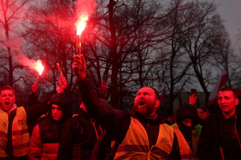 &copy; Reuters. Un manifestant tient une fusée éclairante alors que les agriculteurs polonais protestent contre les pressions sur les prix, les taxes et les réglementations écologiques, des griefs partagés par les agriculteurs de toute l'Europe, à Poznan, en Pologn