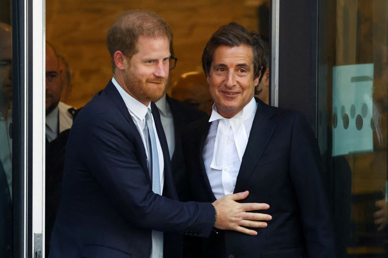 &copy; Reuters. الأمير البريطاني هاري دوق ساسكس ومحاميه ديفيد شيربورن لدى مغادرتهما مبنى المحكمة العليا في لندن في السابع من يونيو حزيران 2023 . تصوير : هانا م