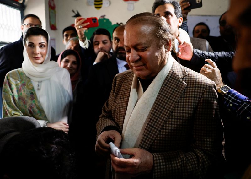 © Reuters. رئيس الوزراء الباكستاني السابق نواز شريف يدلي بصوته في لجنة انتخابية بلاهور يوم الخميس. تصوير: نافيش شيتراكار - رويترز.