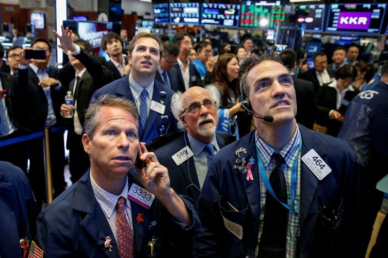 &copy; Reuters. Des traders travaillent à la bourse de New York. /Photo prise le 19 septembre 2018/REUTERS/Brendan McDermid