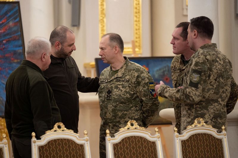 &copy; Reuters. Le ministre ukrainien de la Défense Roustem Oumerov s'entretient avec le nouveau chef d'état-major de l'armée Oleksandr Syrsky. /Photo prise le 9 février 2024/REUTERS/Service de presse présidentiel ukrainien