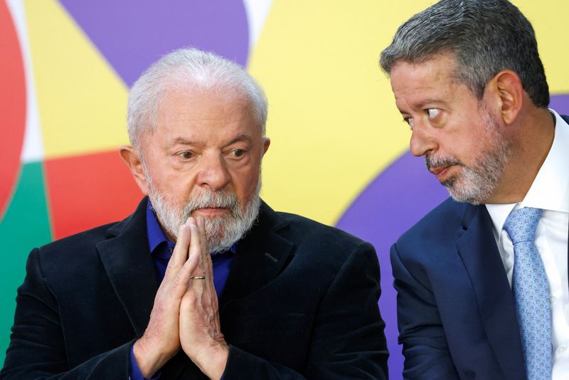 &copy; Reuters. Presidente Luiz Inácio Lula da Silva ao lado do presidente da Câmara dos Deputados, Arthur Lira, durante cerimônia em Brasília
28/08/2023 REUTERS/Adriano Machado