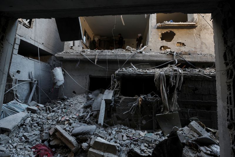 &copy; Reuters. Destroços após ataque israelense em Rafah
08/02/2024
REUTERS/Ibraheem Abu Mustafa