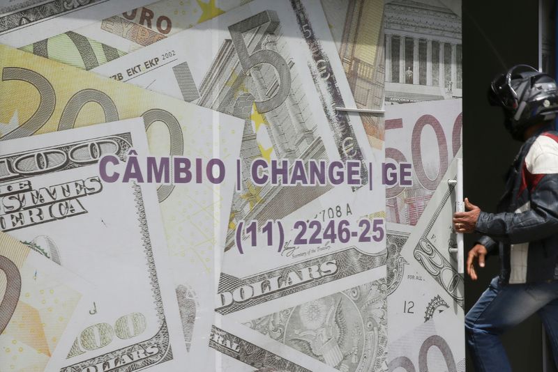Dólar cai antes do Carnaval após alívio com revisão de inflação nos EUA