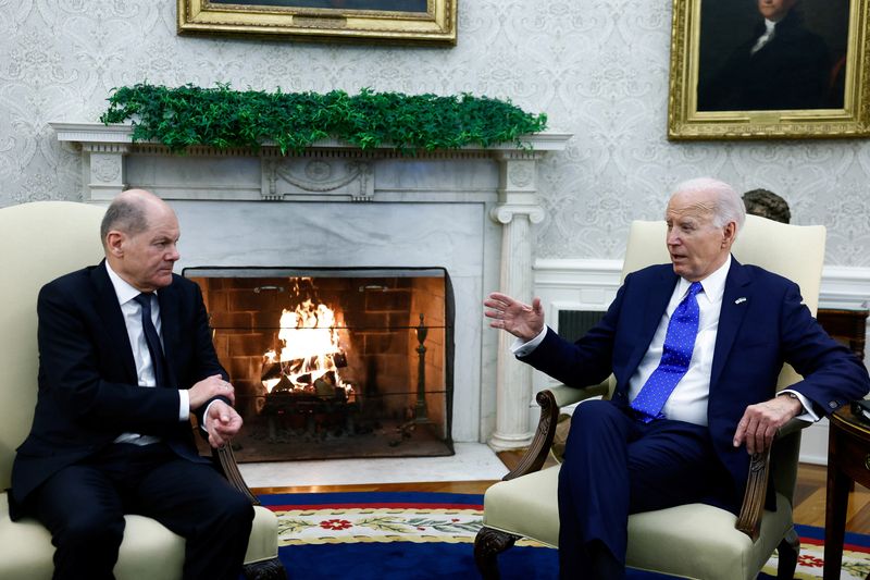© Reuters. U.S. President Joe Biden meets with German Chancellor Olaf Scholz in the Oval Office at the White House in Washington, U.S., February 9, 2024. REUTERS/Evelyn Hockstein