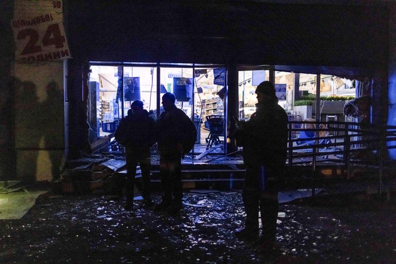 &copy; Reuters. سكان يقفون بالقرب من متجر بقالة لحقت به أضرار في أعقاب ضربة روسية بطائرة مسيرة في خاركيف يوم 31 يناير كانون الثاني 2024. تصوير: يفهين تيتوف - روي