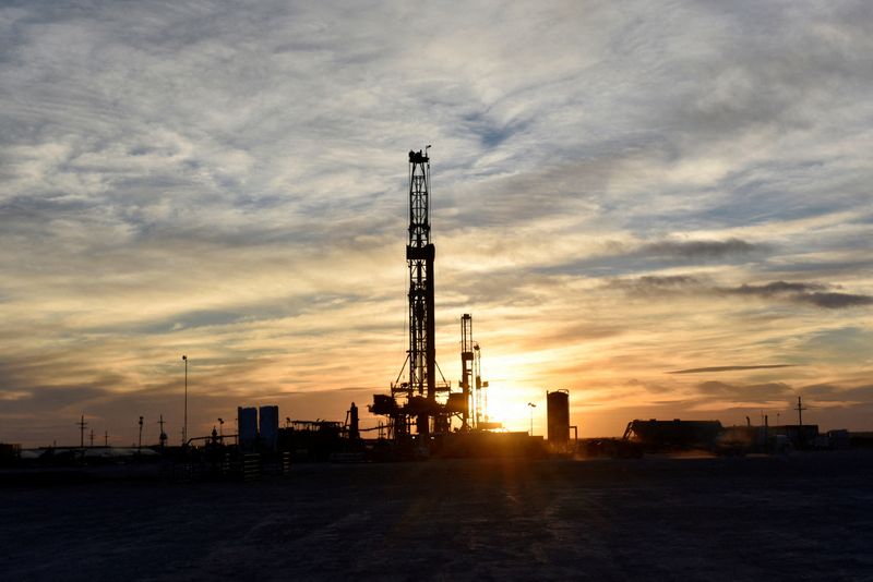 Petróleo sobe e acumula alta semanal com oferta restrita e conflito no Oriente Médio
