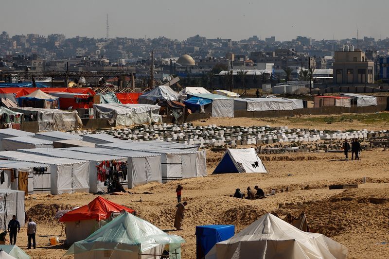 &copy; Reuters. نازحون فلسطينيون فروا من منازلهم بسبب الضربات الإسرائيلية يلجؤون إلى أحد المخيمات المؤقتة في رفح على الحدود بين قطاع غزة ومصر في صورة التقط