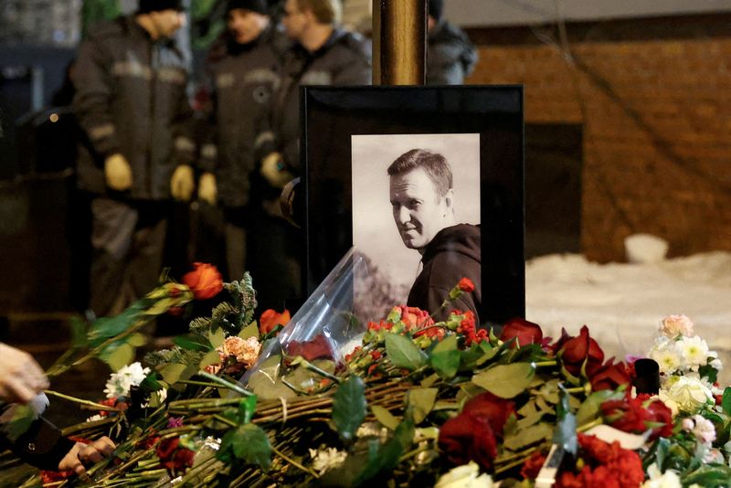 &copy; Reuters. FILE PHOTO: People lay flowers at the grave of Russian opposition politician Alexei Navalny following his funeral at the Borisovskoye cemetery in Moscow, Russia, March 1, 2024. REUTERS/Stringer/File Photo/File Photo