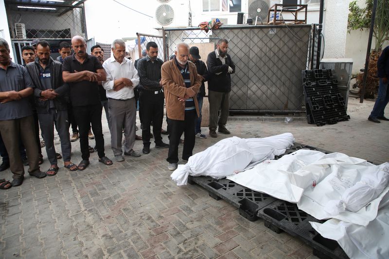 &copy; Reuters. أشخاص يصلون صلاة الجنازة على فلسطينيين قتلوا جراء الهجوم الإسرائيلي في رفح يوم 27 أبريل نيسان 2024. تصوير: حاتم خالد - رويترز