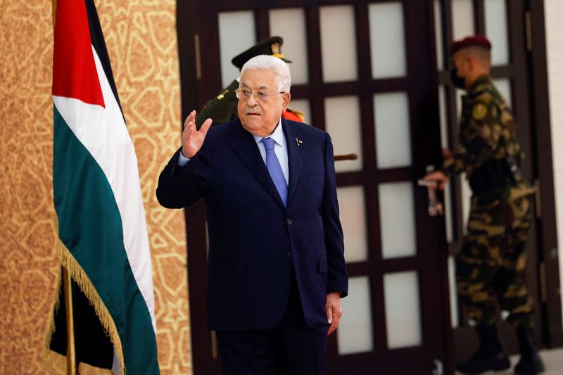 &copy; Reuters. FILE PHOTO: Palestinian President Mahmoud Abbas gestures, as he attends a swearing-in ceremony for the newly formed cabinet, in Ramallah, in the Israeli-occupied West Bank, March 31, 2024. REUTERS/Mohammed Torokman/File Photo