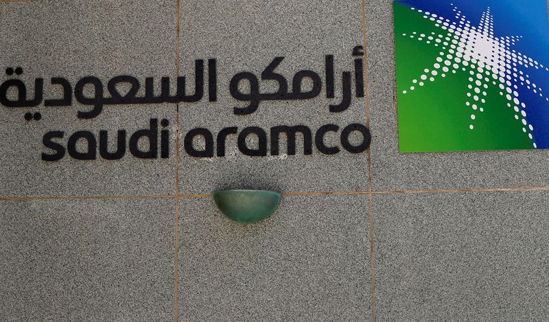 &copy; Reuters. شعار شركة أرامكو السعودية في مقر الشركة في الظهران بصورة من أرشيف رويترز.