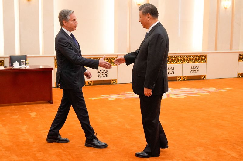 &copy; Reuters. Foto del viernes del secretario de Estado de EEUU, Antony Blinken, se reune con el Presidente chino Xi Jinping en el Gran Palacio del Pueblo de Pekín 
April 26, 2024. Mark Schiefelbein/Pool via REUTERS