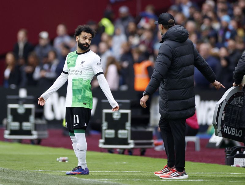 © Reuters. الدولي المصري محمد صلاح لاعب ليفربول يتحدث مع يورجن كلوب مدرب الفريق قبل نزوله بديلا خلال مباراة فريقه أمام وست هام يونايتد بالدوري الإنجليزي الممتاز لكرة القدم في يوم 27 أبريل نيسان 2024 . تصوير: جون سيبلي - رويترز . (تستخدم الصورة في الأغراض التحريرية فقط) .