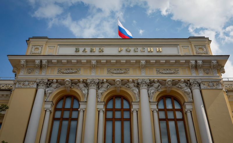 &copy; Reuters. علم روسيا يرفرف فوق مقر البنك المركزي الروسي في موسكو في يوم 15 أغسطس آب 2023 . تصوير: شامل زوماتوف - رويترز 