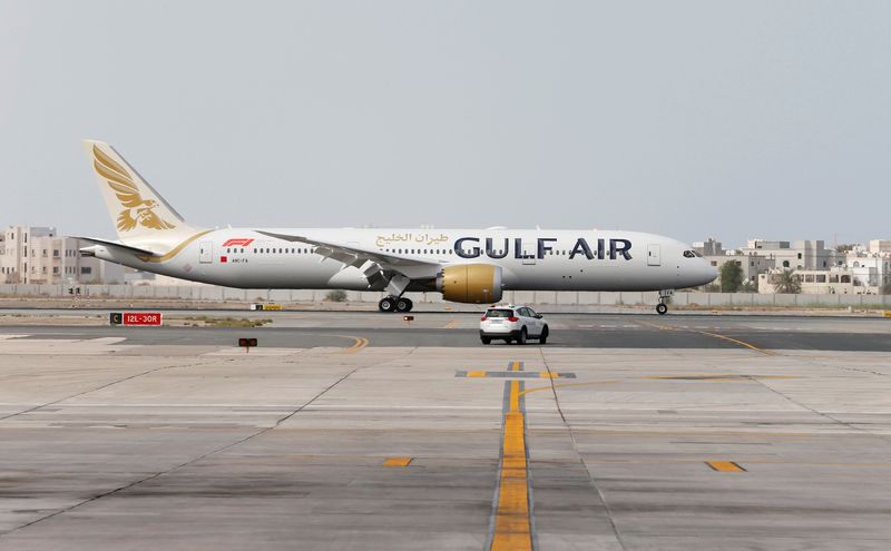 &copy; Reuters. طائرة من طراز بوينج دريملاينر تابعة لشركة طيران الخليج البحرينية لدى وصولها إلى مطار البحرين الدولي في صورة من أرشيف رويترز .  