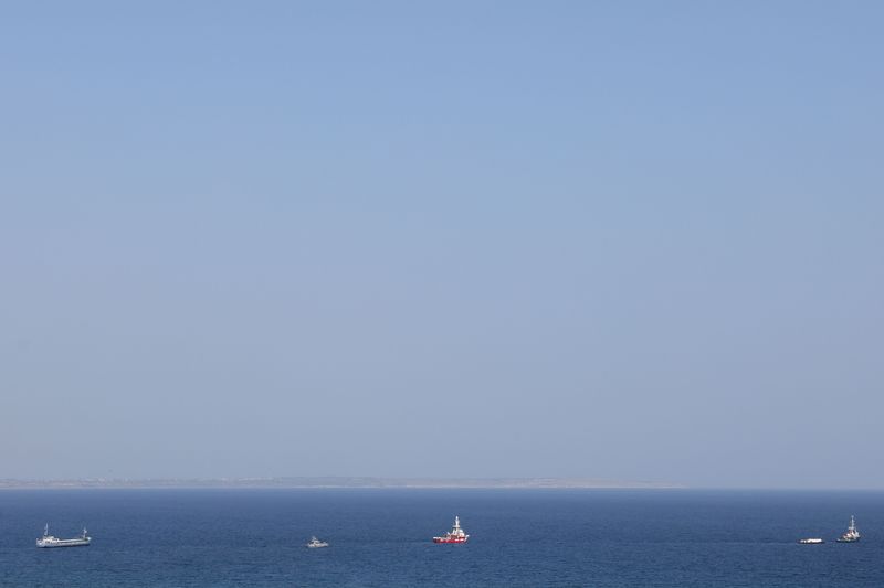 &copy; Reuters. Foto de archivo del Open Arms, un barco de rescate propiedad de una ONG española, y otras dos embarcaciones parten rumbo a Gaza con ayuda humanitaria desde el puerto chipriota de Larnaca
March 30, 2024. REUTERS/Yiannis Kourtoglou/
