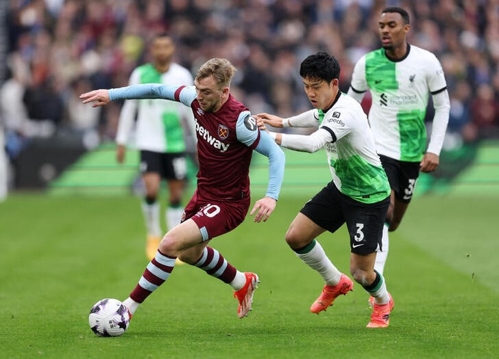 &copy; Reuters. ４月２７日、サッカーのイングランド・プレミアリーグは、各地で試合を行い、遠藤航（右から２人目）が所属するリバプールは敵地でウェストハムと２─２で引き分けた（２０２４年　ロ