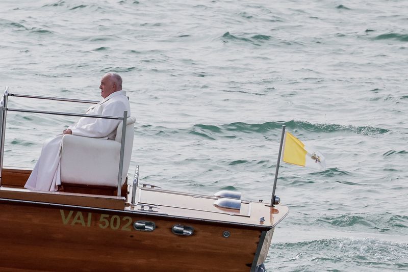 &copy; Reuters. Le pape François arrive en bateau pour une rencontre avec des jeunes sur la place devant la basilique Santa Maria della Salute à Venise. /Photo prise le 28 avril 2024/REUTERS/Yara Nardi