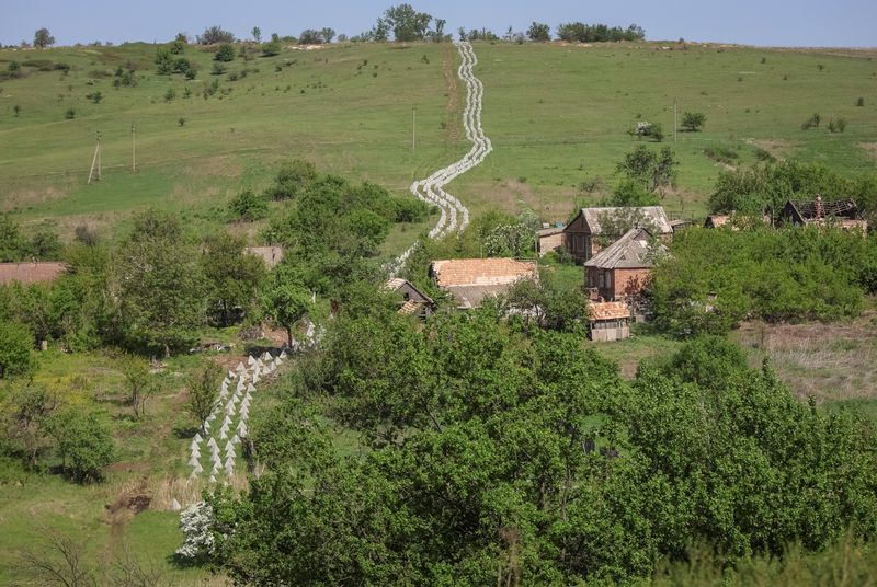 &copy; Reuters. Des obstacles antichars connus sous le nom de "dents de dragon", faisant partie d'une nouvelle ligne de fortification dans la région de Donetsk. /Photo prise le 27 avril 2024/REUTERS/Oleksandr Ratushniak