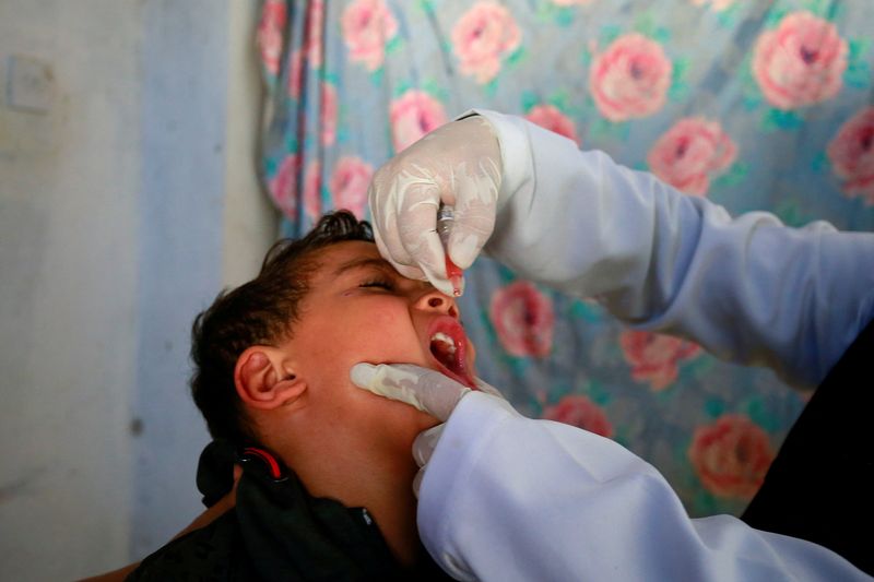 &copy; Reuters. FILE PHOTO: A boy receives a polio vaccine during a three-day immunization campaign in Sanaa, Yemen November 29, 2020. REUTERS/Nusaibah Almuaalemi/File Photo