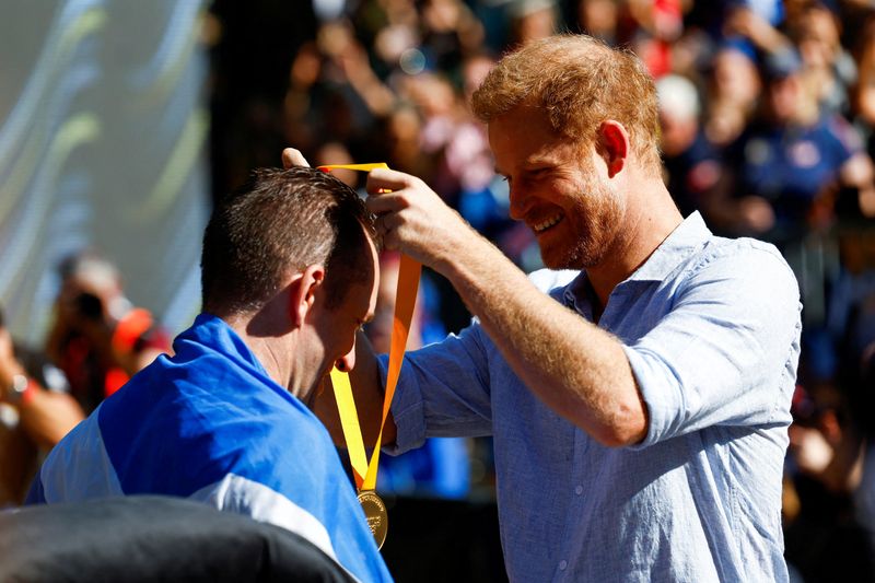 &copy; Reuters. FILE PHOTO: Britain's Prince Harry, Duke of Sussex attends the cycling medal ceremony at the 2023 Invictus Games, in Duesseldorf, Germany September 15, 2023. REUTERS/Piroschka Van De Wouw/File Photo