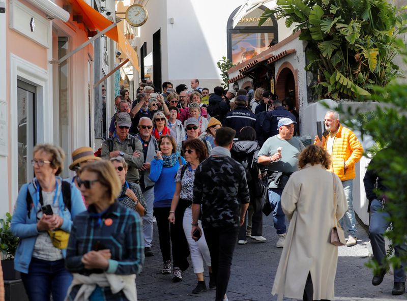 &copy; Reuters. People walk in the street on Capri Island, Italy, April 18, 2024. REUTERS/Ciro De Luca