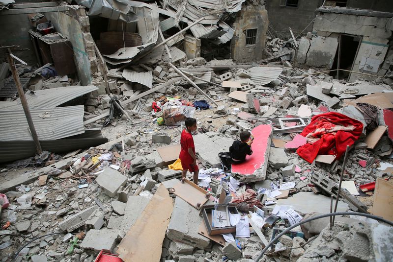 &copy; Reuters. Des enfants palestiniens inspectent le site d'une frappe israélienne sur une maison, à Rafah,  ville palestinienne située dans le sud de la bande de Gaza. /Photo prise le 27 avril 2024/REUTERS/Hatem Khaled 