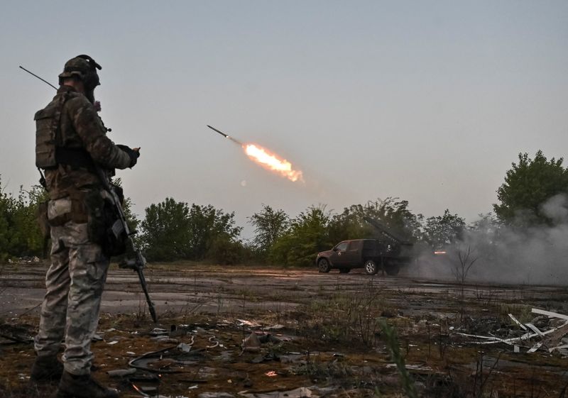 &copy; Reuters. أحد أفراد مجموعة متطوعة يقف أثناء إطلاق صاروخ باتجاه القوات الروسية بالقرب من خط المواجهة في منطقة زابوريجيا بأوكرانيا يوم 27 أبريل نيسان 2024