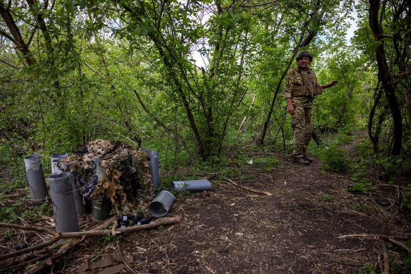 &copy; Reuters. Un soldat ukrainien se tient près de cartouches d'obus vides à la périphérie de Chasiv Yar, en Ukraine. /Photo prise le 19 avril 2024/REUTERS/Thomas Peter  